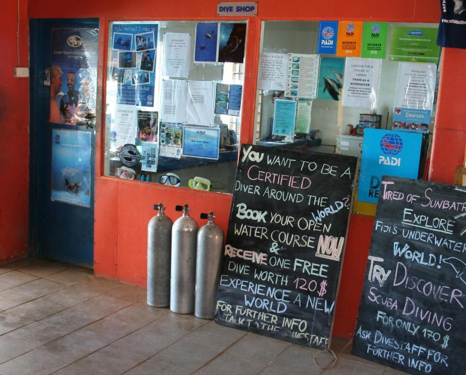 Ratu Kini Backpackers And Dive Resort Остров Мана Екстериор снимка